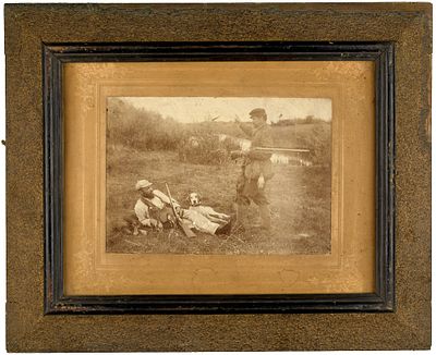 Неизвестный фотограф. 
Охотники с собакой. 1880-е гг. Фотография 16&times;22,5 см, паспарту 
