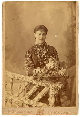 Овчаренко Егор Максимович. 
Девушка в национальном костюме. 1890-е гг. Фотография, 15 