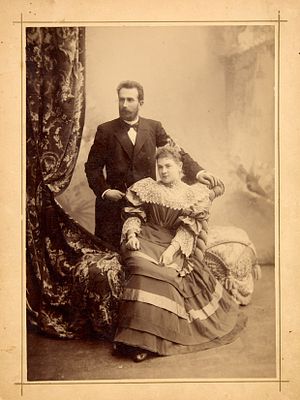 Неизвестный фотограф конца XIX в. 
Семейная пара. 1890-е гг. Фотография, 26,5&times;20 см. На 