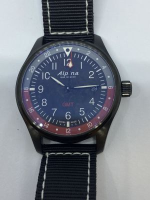 Alpina GMT. שנת ייצור: שנות ה - עד היוםחומר: פלדה מושחמתמנגנון: קוורץמידות: 42 מממין: גברקופסא: 