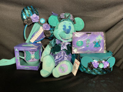 Minnie Mouse: The Main Attraction - The Complete Haunted Mansion Collection. Includes: Plush 