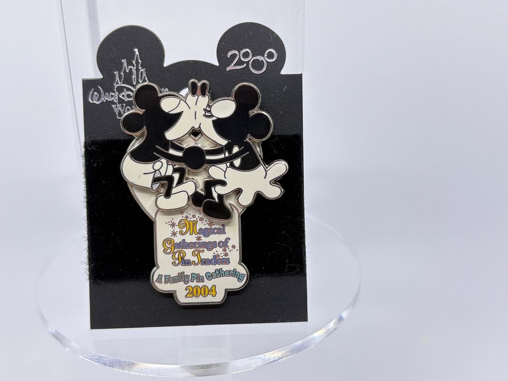 Mickey & Minnie Kissing Magical Gatherings of Pin Traders Pin LE1200 // A Family Pin Gathering 