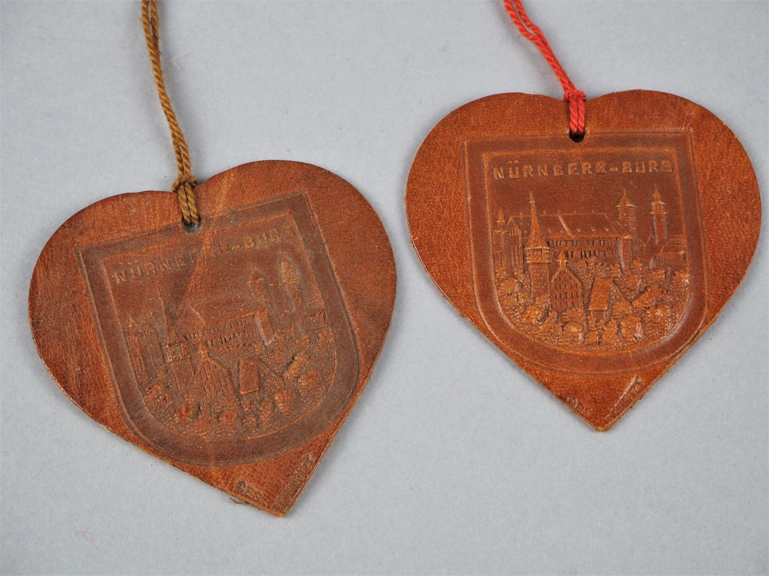 ANCIENNE PAIRE DE petits sujets en porcelaine Allemande, fille pagaye