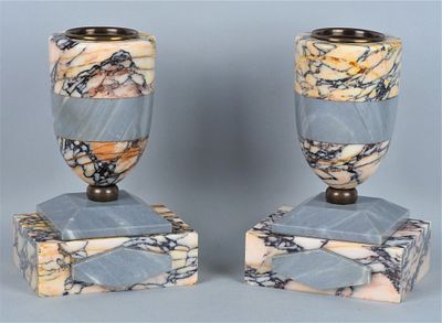 Ein Paar Buchst&uuml;tzen Art D&eacute;co, um 1920Aus schwerem Marmor, zweifarbig gearbeitet, breiter 