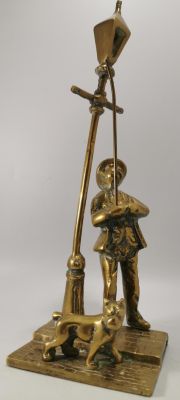 VINTAGE BRASS LAMPLIGHTER SLIGHTLY DIFFERENT TO PREVIOUS WITH MAN ON HIGHER GROUND 12 INCHES IN 