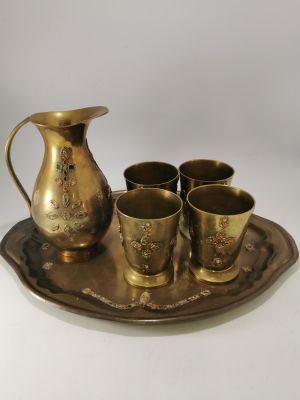 SET OF MATCHING VINTAGE BRASS JUG, 4 GOBLETS &amp; TRAY INSET WITH COLOURED STONES