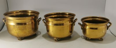 SET OF 3 GRADUATED BRASS TRI-FOOTED HANDLED POTS