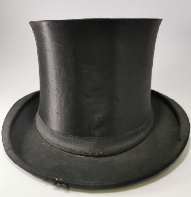QUALITY VINTAGE SATIN COLLAPSIBLE TOP HAT BY L MARTIN OF NOGENT LE ROTROU. AN EARLY VICTORIAN 