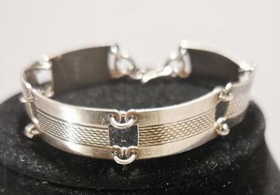 SMALL VINTAGE ORNATE SILVER CHAIN LINKED BRACELET 14.2gms - 6.5 INCHES IN LENGTH