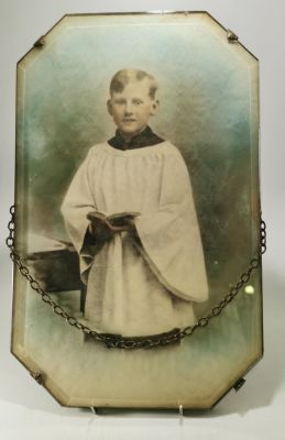1930'S OCTAGONAL GLASS FRONTED &amp; HARDWOOD RELIGIOUS COLOURED PICTURE OF A CHOIRBOY WITH 