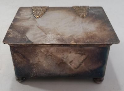 ORNATE VICTORIAN SILVER PLATED 4 FOOTED CIGARETTE BOX - 4.5 X 4 X 2 INCHES, (needs polish)