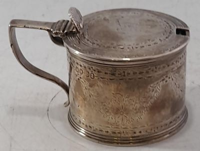 ORNATE VINTAGE SILVER HALLMARKED MUSTARD POT WITH SCALLOP DESIGN ON LID &amp; GLASS INNER - 