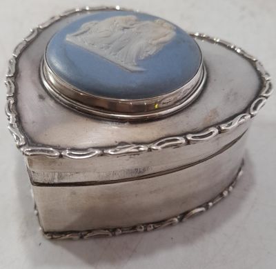 ORNATE VINTAGE SILVER HALLMARKED HEART SHAPED LIDDED POT WITH BLUE JASPER LID CENTRE PIECE - 