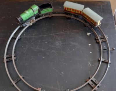 1930's HORNBY MECCANO TIN PLATE TRAIN SET IN ORIGINAL BOX, ENGINE WITH KEY (FWO, NO SMOKE 