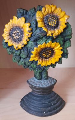 HEAVY CAST IRON VINTAGE SUNFLOWERS DOORSTOP - 9.5 INCHES IN HEIGHT
