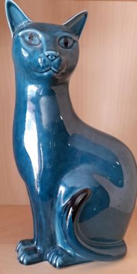 LARGE POOLE TEAL BLUE CAT IN VGC 11.5 X 7.5 INCHES