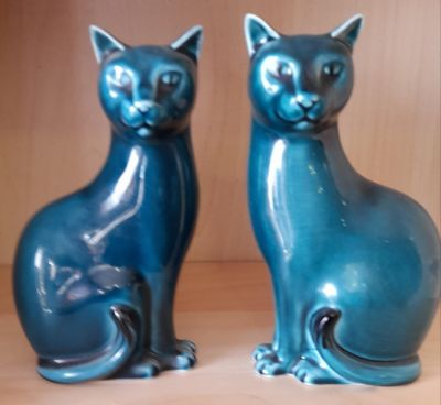 PAIR OF POOLE TEAL BLUE OPPOSITE FACING CATS IN VGC STANDING 6.5 INCHES IN HEIGHT