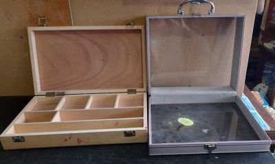 ARTIST'S WOODEN PAINT BOX - 15 X 9 X 3 INCHES ALUMINIUM DISPLAY CASE WITH TRANSPARENT SIDES 12 