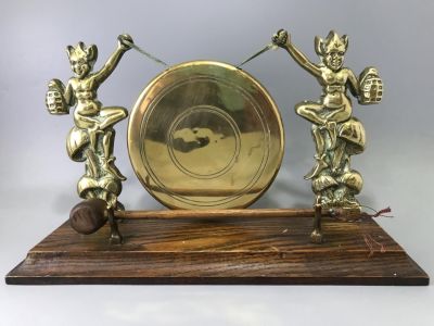 WONDERFUL VINTAGE LAUGHING BRASS PIXIES GONG ON OAK STAND IN VGC, 11" X 7-5"