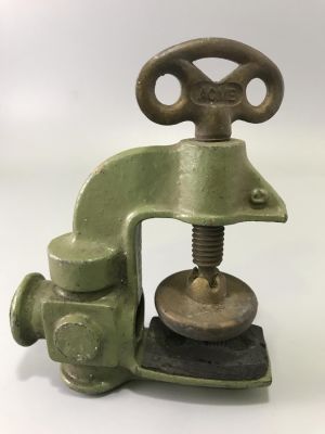 VINTAGE ROBUST CAST IRON 'ACME' VICE, 5" X 4"