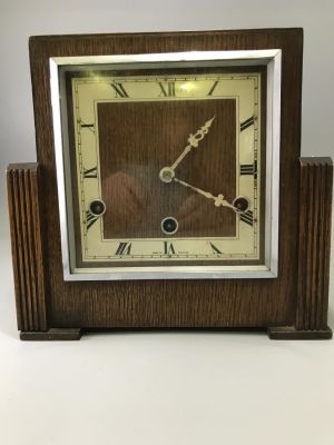 WOODEN CUBOID ART DECO MANTLE CLOCK WITH KEY &amp; PENDULUM STANDING 9 INCHES IN HEIGHT - W/O