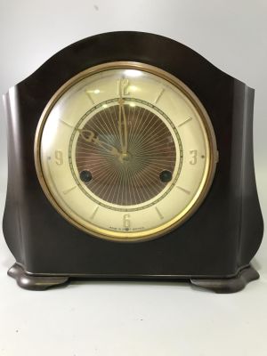 VINTAGE ROUND TOPPED SMITHS MANTLE CLOCK WITH KEY &amp; PENDULUM STANDING 7.5 INCHES IN HEIGHT - W/O