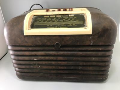 VINTAGE BAKELITE BUSH RADIO 13 X 9 X 8 INCHES