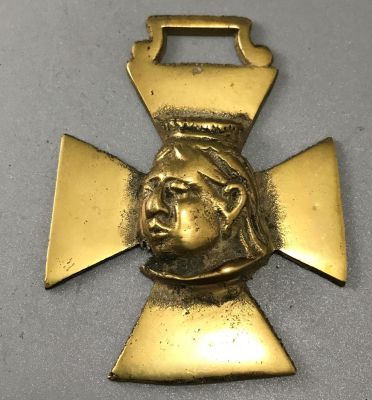 RARE VICTORIAN QUEEN VICTORIA HEAD HORSE BRASS