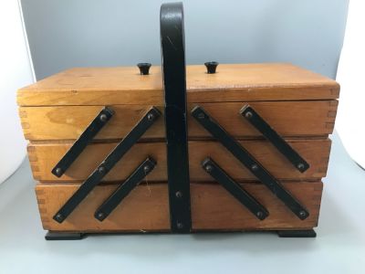 VINTAGE WOODEN CANTILEVER FOUR FOOTED SEWING BOX WITH RED BAIZE FLOORING 13 X 10 X 6.5 INCHES