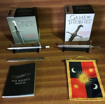 2 X GAME OF THRONES BOXED COLLECTABLES TO INCLUDE: LONGCLAW COLLECTABLE SWORD &amp; SHEATH 4.5 