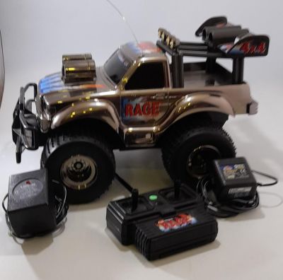 LARGE 'RAGE' 4 WHEEL DRIVE PICK UP WITH CHARGER, PLUG &amp; CONTROLS 13 X 9 X 9 INCHES