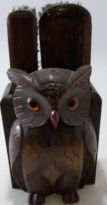 UNUSUAL CARVED OWL BRUSH BOX WITH 2 DIFFERENT SIZED BRUSHES 8 X 4 X 4 INCHES