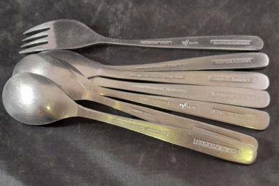 SET OF 6 X BRITISH AIRWAYS STAINLESS STEEL CABIN CREW SPOONS AND 1 X B.A. FORK