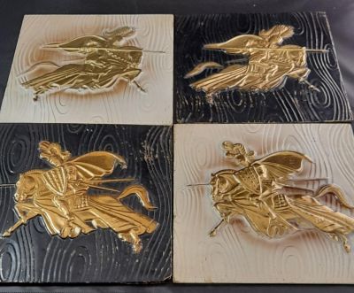 4 X RETRO 1950'S BLACK AND WHITE BRASS WALL PLAQUES FEATURING CHARGING KNIGHTS ON HORSEBACK 