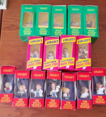 16 X BOXED TETLEY TEA COLLECTABLES, 7 X TETLEY TEA FOLK, 5 X TETLEY TEA FOLK HOUSES AND 4 X 