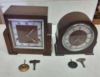 2 X WOODEN MANTLE CLOCKS: SMITHS ENFIELD &amp; SQUARE ART DECO BOTH WITH KEYS &amp; PENDULUMS
