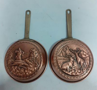 A PAIR OF COPPER &amp; BRASS WALL HANGING HUNTING SKILLETS 9-5" LONG