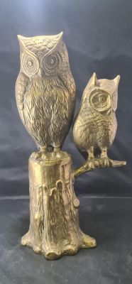 SUPERB ONE PIECE SCULPTURE OF A LARGE COUPLE OF HEAVY VINTAGE BRASS OWLS ON TREE STUMP AND 