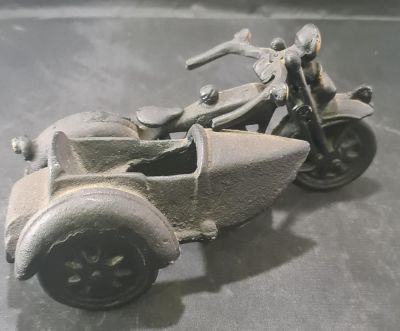 CAST IRON MOTORBIKE &amp; SIDECAR WITH REVOLVING WHEELS, WEIGHS OVER 1-5 KILOS, 8" X 4" X4"