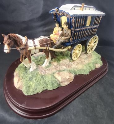 THE TRAVELLERS HORSE DRAWN GYPSY CARAVAN ORNAMENT IN VGC, 12" X 8" X 7" COLLECTION ONLY