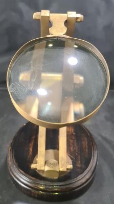 NAUTICAL BRASS ARTICULATED MAP READER MAGNIFYING GLASS IN THE KELVIN AND HUGHES STYLE, EXTENDS 