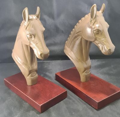 PAIR OF LOVELY CERAMIC HORSE BOOKENDS WITH WOODEN BASES IN VGC, 12" X 8"