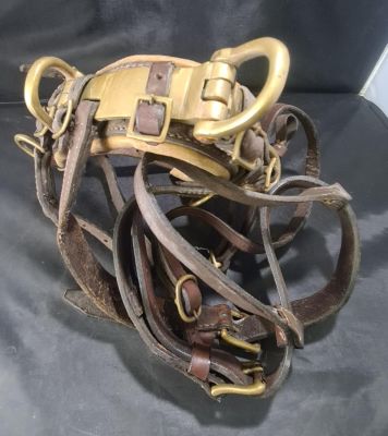 VINTAGE ENGLISH LEATHER LUNGING CAVISON WITH BRASS FITTINGS (APPROX COB SIZE)