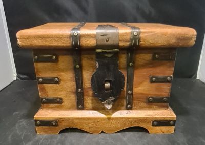 EXCELLENT WOODEN AND METAL TREASURE CHEST WITH CONTENTS, TO INCLUDE VINTAGE COLLECTABLES, COINS 