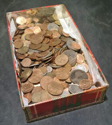 LARGE TIN OF VINTAGE BRITISH COINS