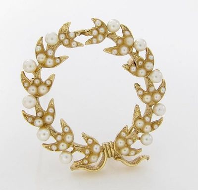14K Yellow Gold Pearl Wreath Brooch. A 14K yellow gold wreath brooch with ten 2.4mm seed pearls. 