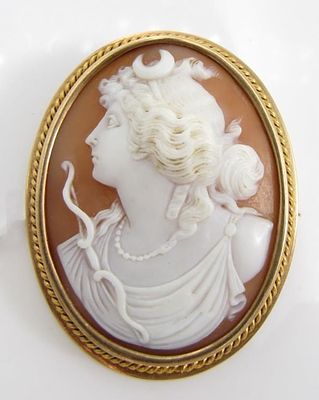 14K Yellow Gold Italian Shell Cameo Brooch/Pendant. A 14K yellow gold Italian shell cameo 