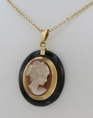 18K Yellow Gold Italian Shell Cameo, Onyx, Chain. An 18K yellow gold bezel set Italian shell 