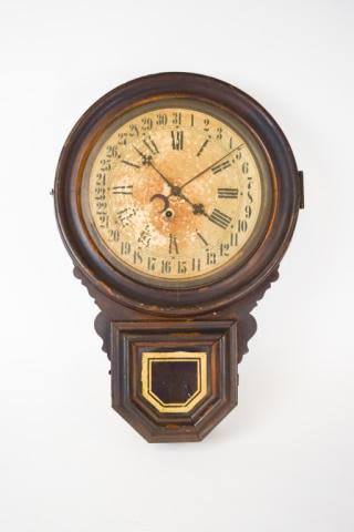 Lot 205: Ingraham Dew Drop Calendar Clock