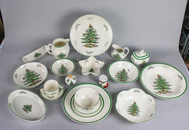 Lot 453: 107 Pieces of Spode Christmas Tree Dinnerware